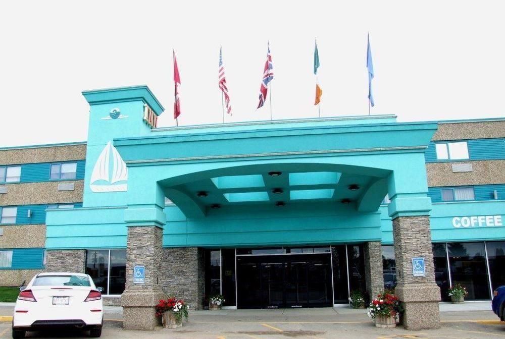 Lakeland Inn Hotel Cold Lake Exterior foto